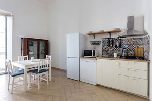 Kühlschrank, Mikrowelle, Herdplatte, Geschirrspüler