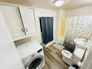 Serviettes fournies, savon, shampooing, papier de toilette