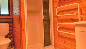 Bathroom - Your gateway to an unforgettable holiday experience in the stunning Snowy Mountains! (Adaminaby)