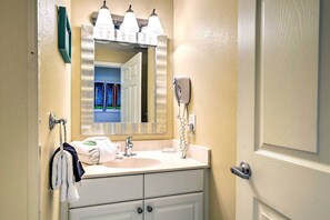 Dusche, Haartrockner, Handtücher