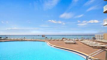 Innendørsbasseng og et oppvarmet basseng