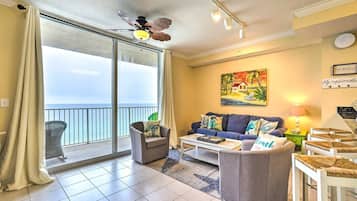 Smart-TV, DVD-spiller, bøker og filmbibliotek