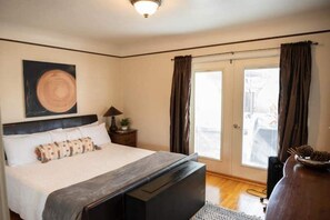 2 室のベッドルーム、セーフティボックス (室内)、デスク、アイロン / アイロン台