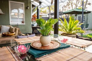 Outdoor dining - Bright Comfortable Home in Van Nuys (Los Angeles)