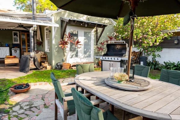 Outdoor dining - Bright Comfortable Home in Van Nuys (Los Angeles)