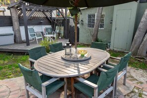 Outdoor dining - Bright Comfortable Home in Van Nuys (Los Angeles)
