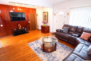 Living area - Amazing Mid-Term Rental Entire Home In Glenview (Northbrook)