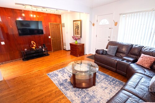 Amazing Mid-Term Rental Entire Home In Glenview