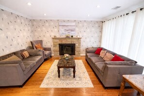 Living area - Amazing Mid-Term Rental Entire Home In Glenview (Northbrook)