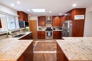 Private kitchen - Amazing Mid-Term Rental Entire Home In Glenview (Northbrook)