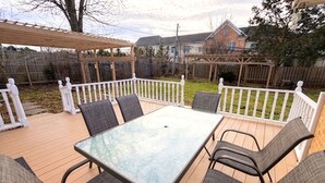 A covered patio with a glass-top table and six chairs. - Amazing Mid-Term Rental Entire Home In Glenview (Northbrook)