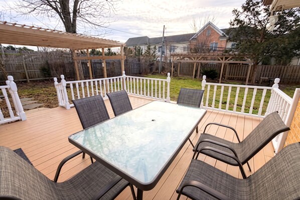 Outdoor dining - Amazing Mid-Term Rental Entire Home In Glenview (Northbrook)