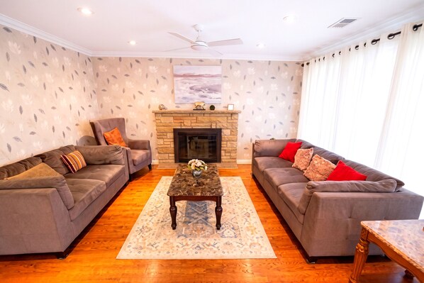 Living area - Amazing Mid-Term Rental Entire Home In Glenview (Northbrook)