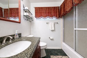 مجففات شعر، صابون، شامبو، ورق حمّام