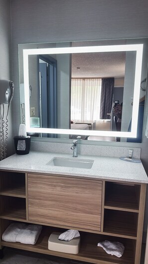 Rainfall showerhead, towels, soap, shampoo - Days Inn By Wyndham Culpeper (Culpeper)