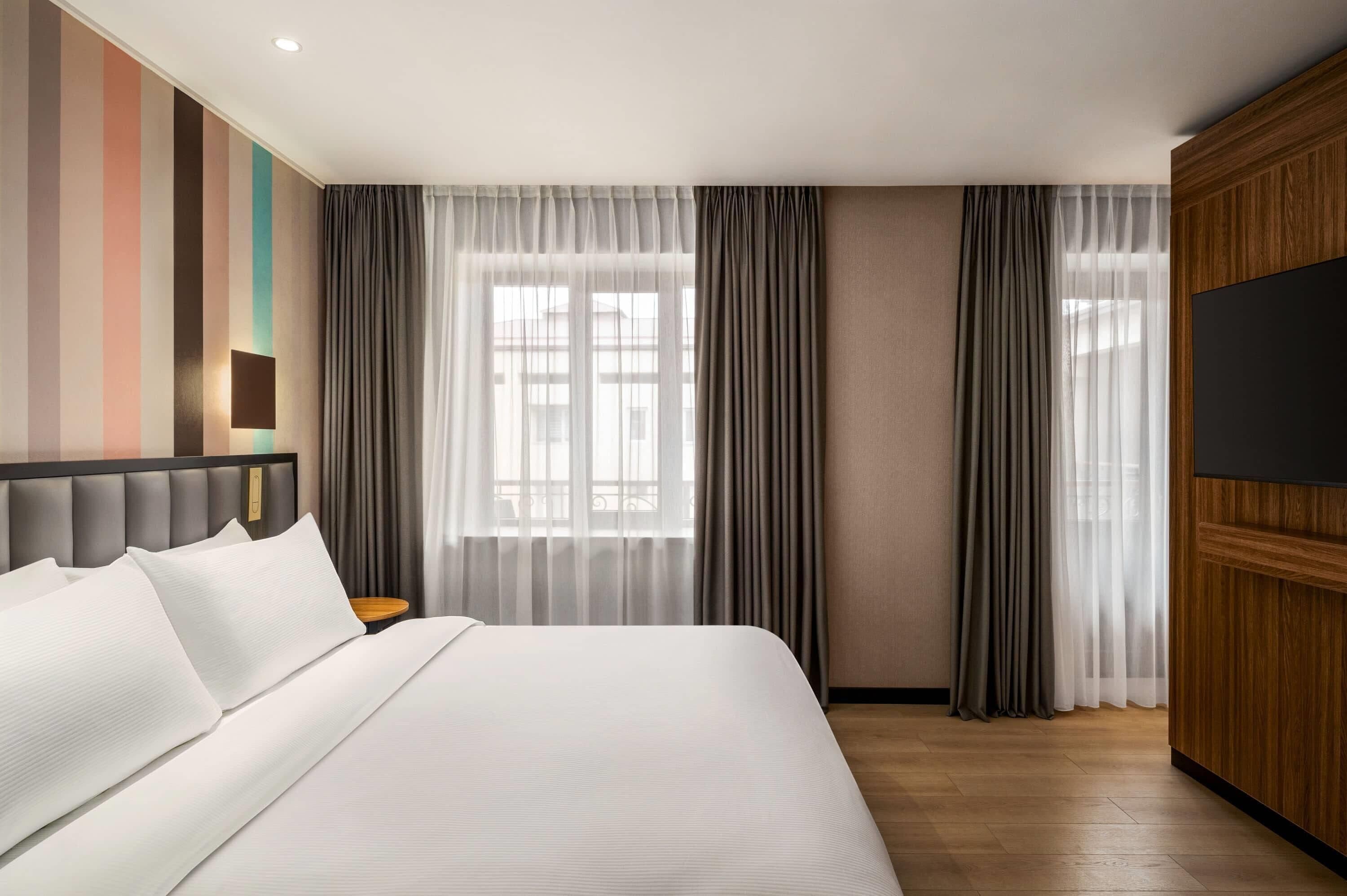 デラックス ルーム キングベッド 1 台 | セーフティボックス (室内)、防音設備