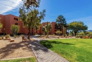 Property grounds - CASA Patty'O - Anasazi Village - Bright and open condo, pet-friendly. (Phoenix)