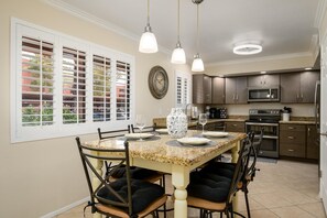 Fridge, microwave, oven, stovetop - CASA Patty'O - Anasazi Village - Bright and open condo, pet-friendly. (Phoenix)