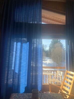 A room with a wooden table, a chair, and a window with curtains. - Megeve Rochebrune Appartment in great Chalet 15mn walking Center Village (Megève)
