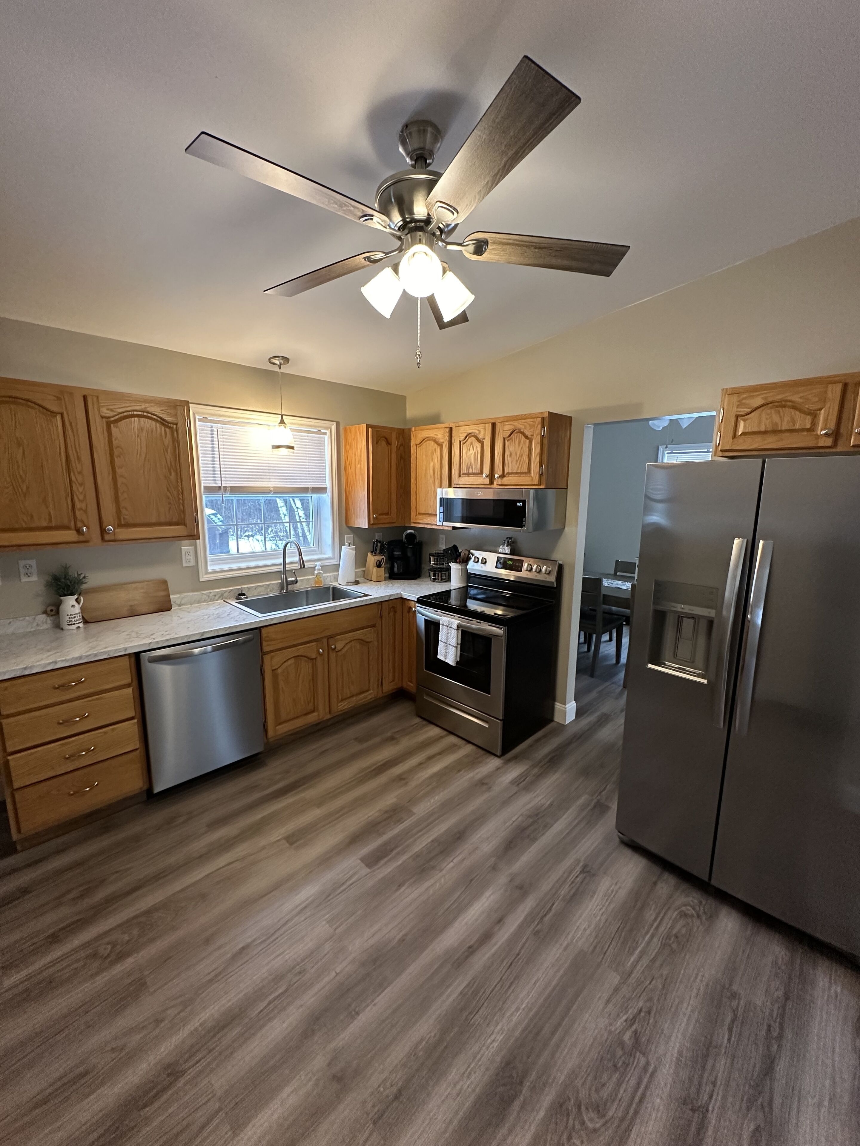 Refrigerador, microondas, horno y parrilla de estufa 