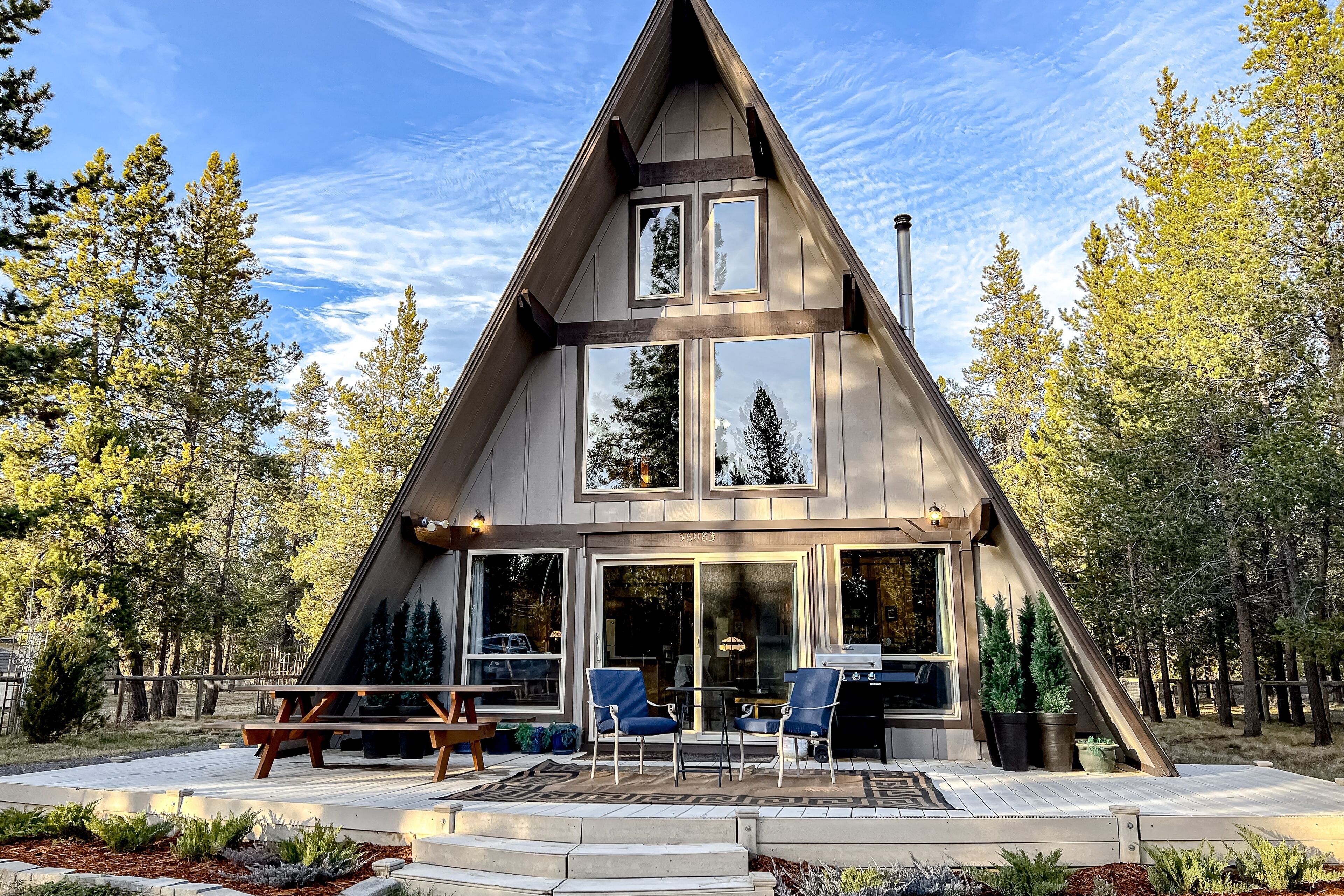 Charming 2-story chalet with deck, garden, wood stove, Deschutes River access