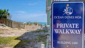 A sign for a private walkway at Ocean Dunes HOA, Building 1400.