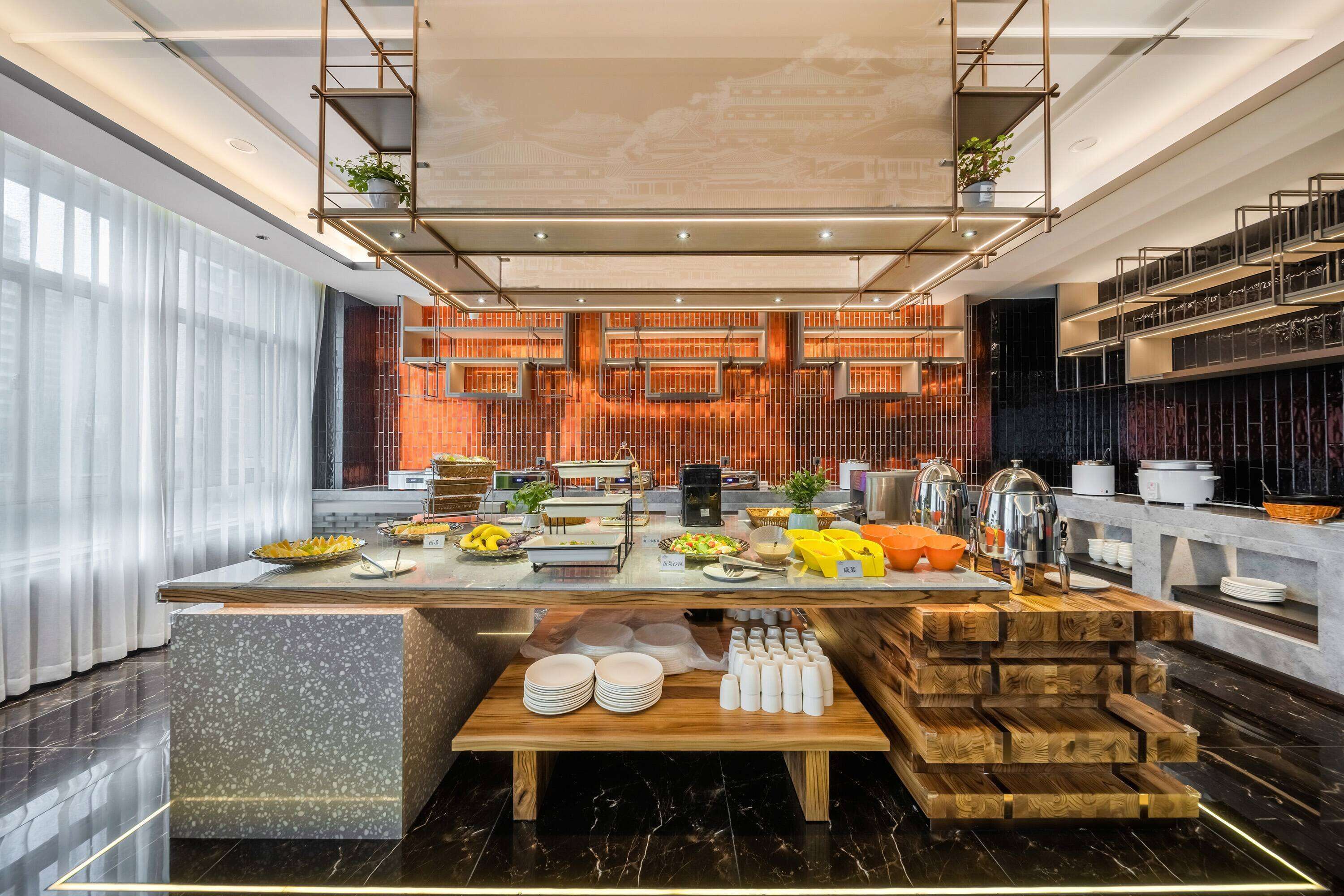 Daily self-service breakfast (CNY 68 per person)