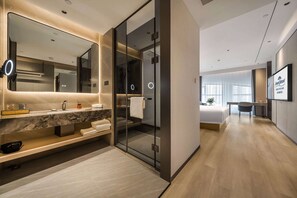 Deluxe Room, 1 King Bed, Non Smoking (Pure Room) | Bathroom - Howard Johnson By Wyndham Prospect Hotel Rugao (Nantong)