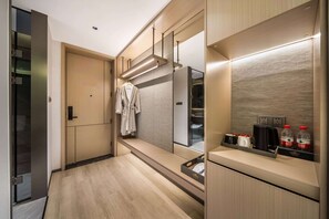 Business Room, 1 King Bed, Non Smoking | Free WiFi