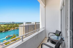 Property grounds - Castle PH11 Penthouse with bay views, Balcony, Pool, Gym & Free parking. Steps from the beach. (Miami Beach)