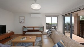 TV, books - Bayview Bliss in Surf Beach (Surf Beach)