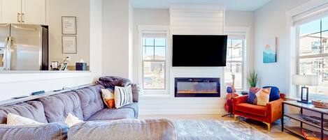 Una televisión, una chimenea