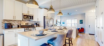 Stunning dog-friendly retreat with large balcony, fireplace, & mountain views