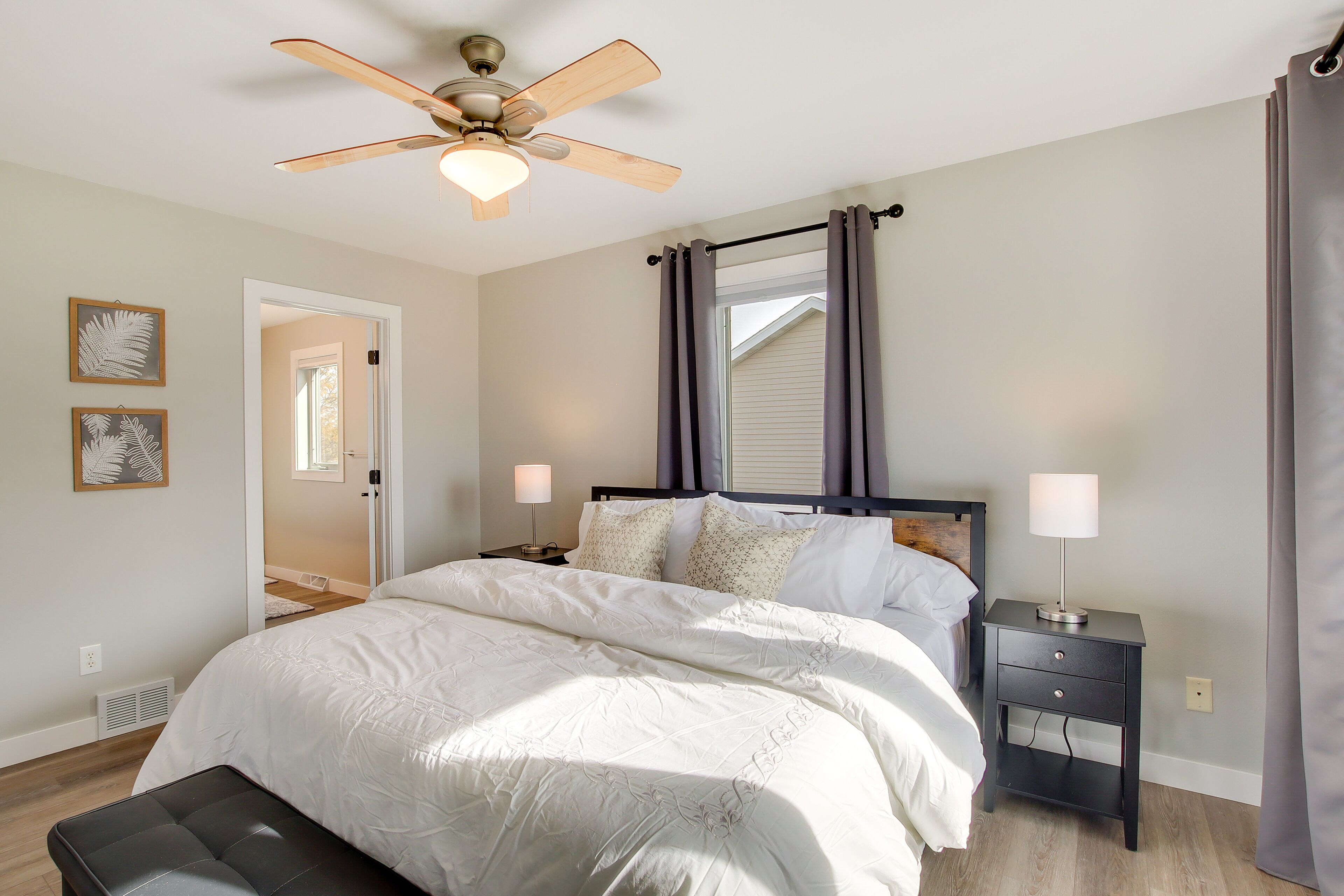3 bedrooms, desk, internet, bed sheets