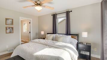 3 bedrooms, desk, internet, bed sheets