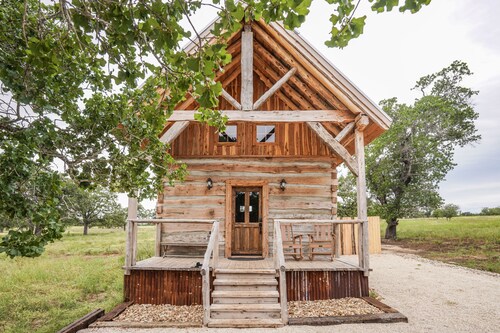 Cabin w modern upgrades next to the BEST wine, stars, peace, hot tub, relax