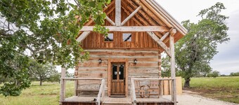 Cabin w modern upgrades next to the BEST wine, stars, peace, hot tub, relax