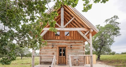 Cabin w modern upgrades next to the BEST wine, stars, peace, hot tub, relax