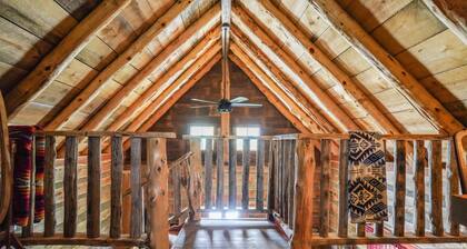 Cabin w modern upgrades next to the BEST wine, stars, peace, hot tub, relax