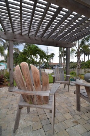 Terrace/patio - NEW Stylish & Cozy Dune Daisy near Beach & Flagler (New Smyrna Beach)