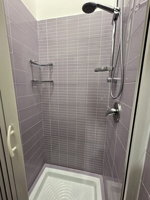 Dusche, Haartrockner, Bidet, Handtücher