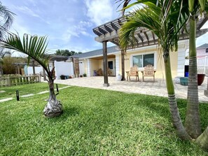 Terrace/patio - NEW! Stylish & Cozy Sea Grape near Beach & Flagler (New Smyrna Beach)