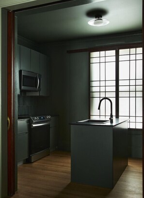 Frigorífico, microondas, horno y placa de cocina
