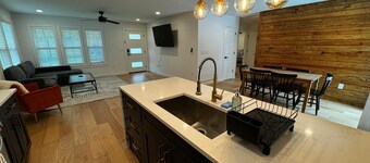 South Austin Modern Home.Great for Long Term Stays
