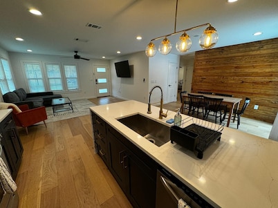 South Austin Modern Home.Great for Long Term Stays