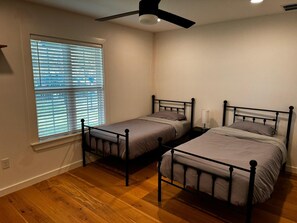 3 Schlafzimmer, Schreibtisch, Bügeleisen/Bügelbrett, kostenloses WLAN