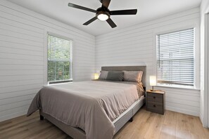 3 bedrooms, iron/ironing board, free WiFi, bed sheets - Beautiful Downtown Home! Perfect for Long Stays! (Austin)