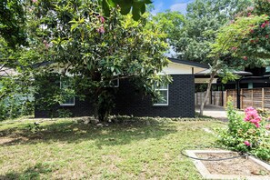 Property grounds - Beautiful Downtown Home! Perfect for Long Stays! (Austin)