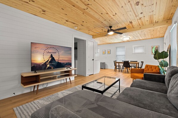 Smart TV - Beautiful Downtown Home! Perfect for Long Stays! (Austin)