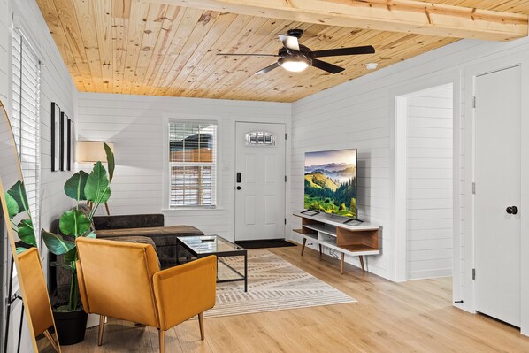 Smart TV - Beautiful Downtown Home! Perfect for Long Stays! (Austin)